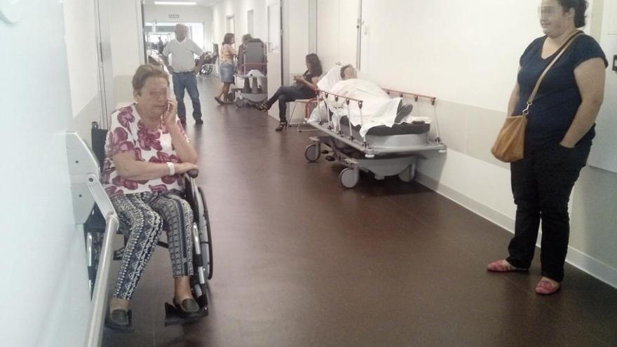 Pacientes esperando por una prueba de rayos en los pasillos de urgencias, en su estreno. // FdV