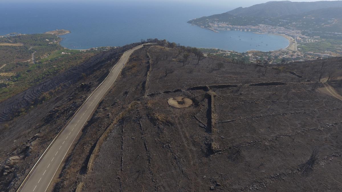 Pla aeri de la zona de Sant Pere de Rodes cremada amb el Port de la Selva de fons el 21 de juliol de 2021. (Horitzontal)