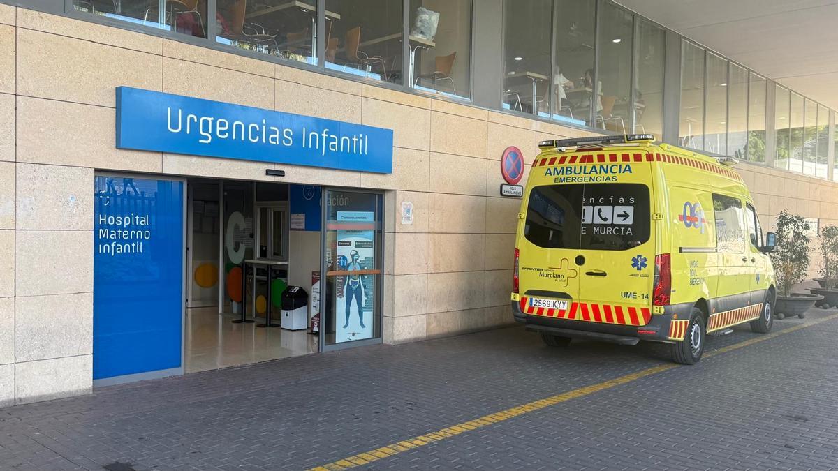 Ambulancias en la puerta de Urgencias Infantil del Hospital Virgen de la Arrixaca de Murcia.