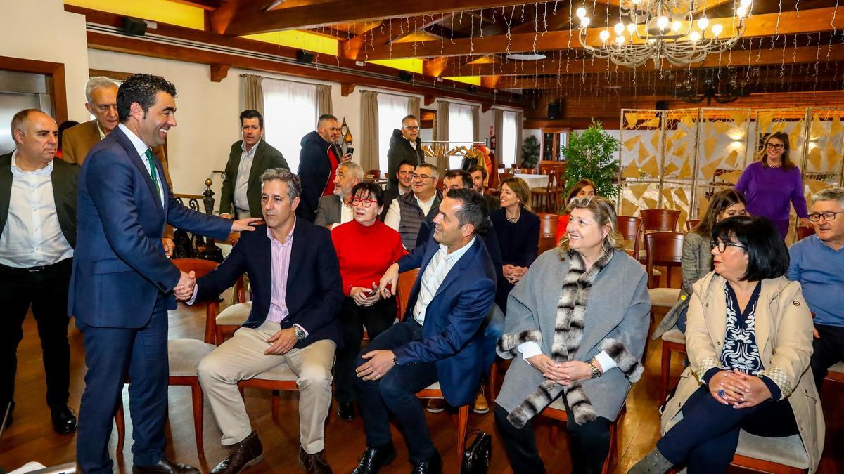 Luis López en una reunión con empresarios de O Salnés y Caldas.