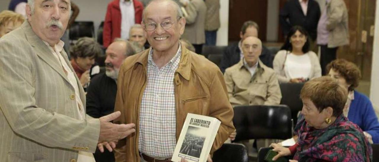 Luis Felipe Capellín y Artemio García, con el libro en sus manos, ayer, en el Club LA NUEVA ESPAÑA.