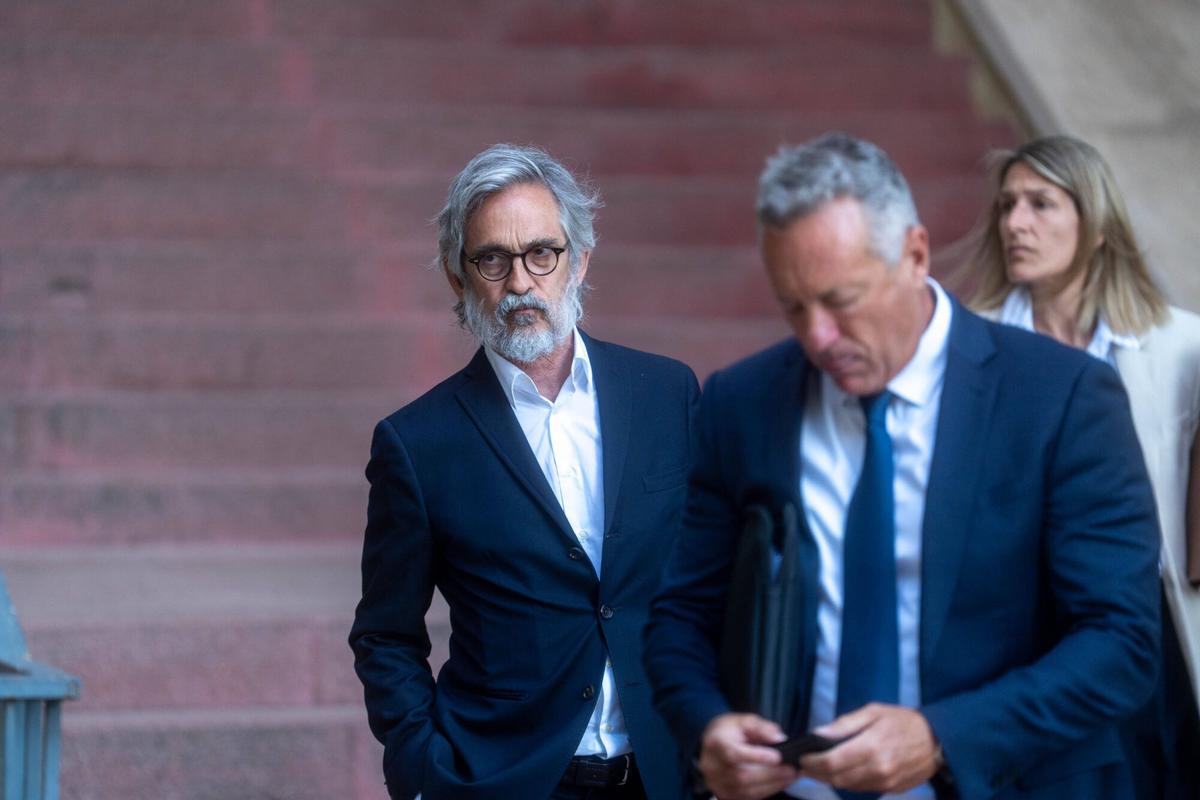 Cristóbal Martell (izquierda) y Sebastián de Juan (derecha), abogado de Jonathan Andic, a su llegada a los juzgados de Martorell. AUTOR: JORDI OTIX