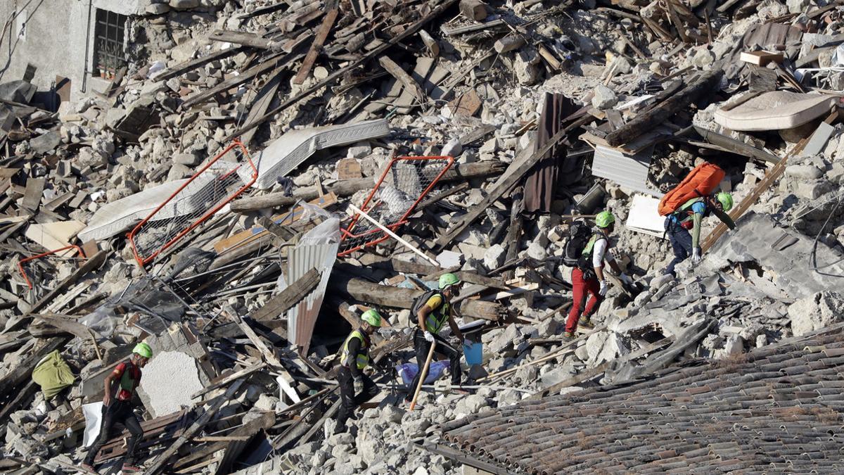 Un equipo de rescate intenta hacerse paso entre los escombros de las casas de Pescara del Tronto, en Italia, el día después de un terremoto de 6 grados en la escala de Richter.