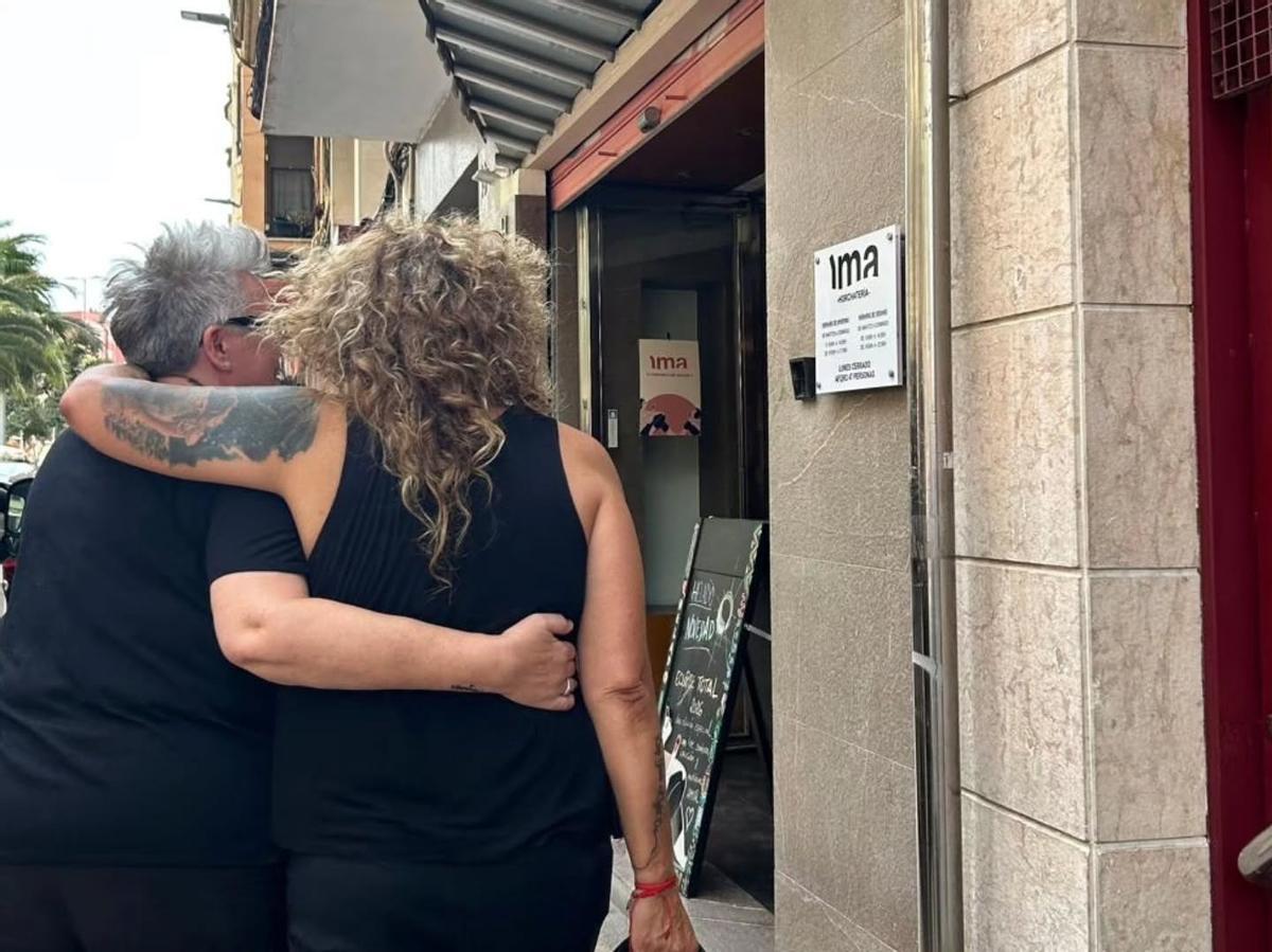 Rosana calienta motores para el SOM Festival entre horchata, abrazos y fotografías en Castelló