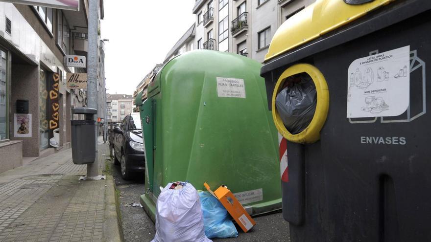 Bolsas con restos de orgánicos junto a colectores de vidrio y envases en Lalín.