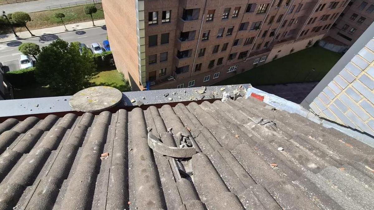 Así quedó la chimenea y el tejado tras el impacto.