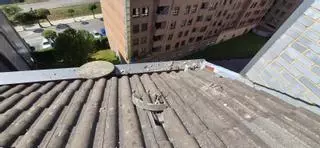 Así quedó la chimenea y el tejado del edificio tras el impacto del rayo
