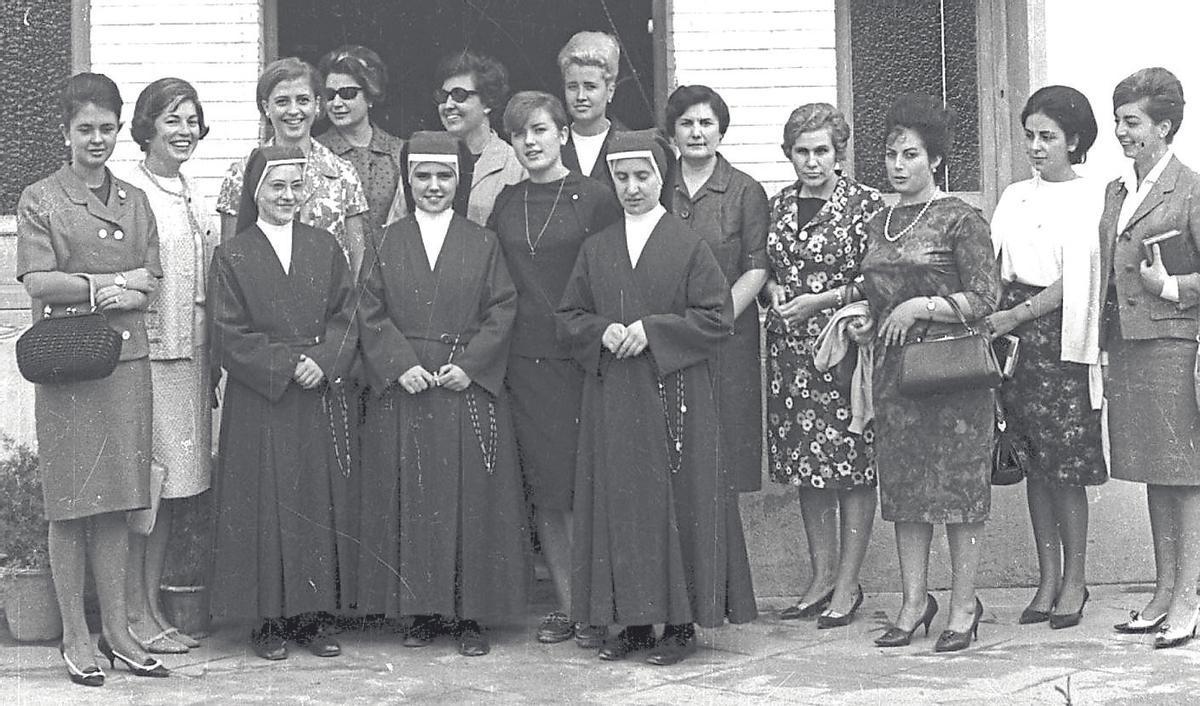 Alumnas delante de la Residencia-Sanitaria de Cruz Roja en la avenida de Novelda, año 1965.