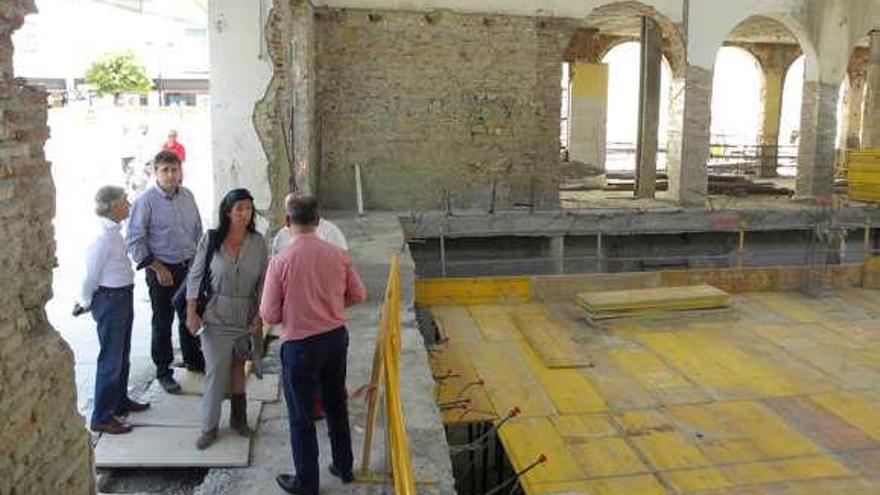 Una visita de los técnicos a las obras del recinto de acceso al teatro, en mayo de este año.
