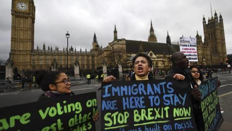 Diverses persones es manifesten contra el Brexit davant del Parlament britànic.