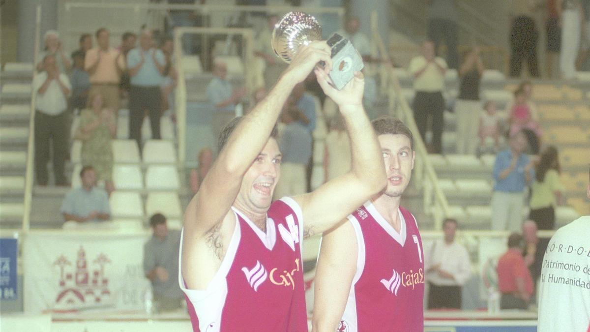 Manolo Camacho levanta el trofeo de campeón de la Copa Andalucía LEB el 5 de septiembre del 2001.