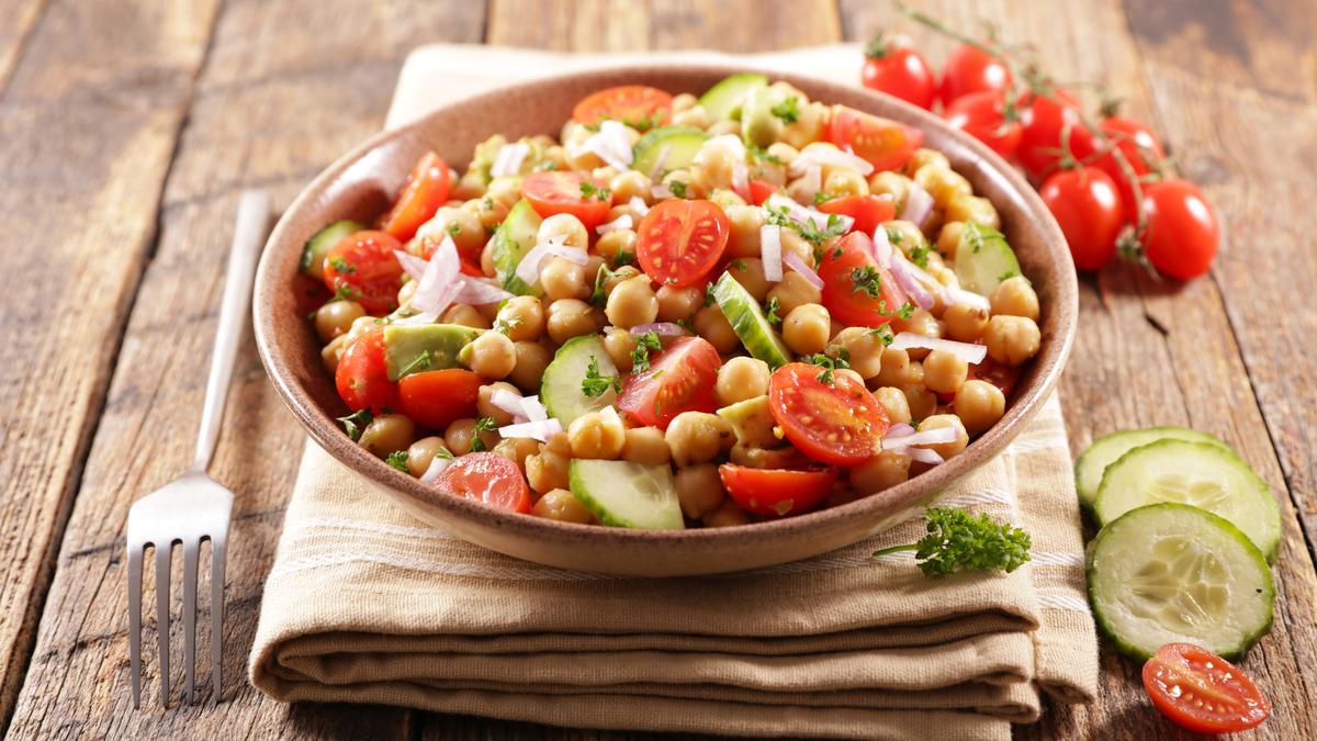 Ensalada de garbanzos, aguacate y tomate cherry.