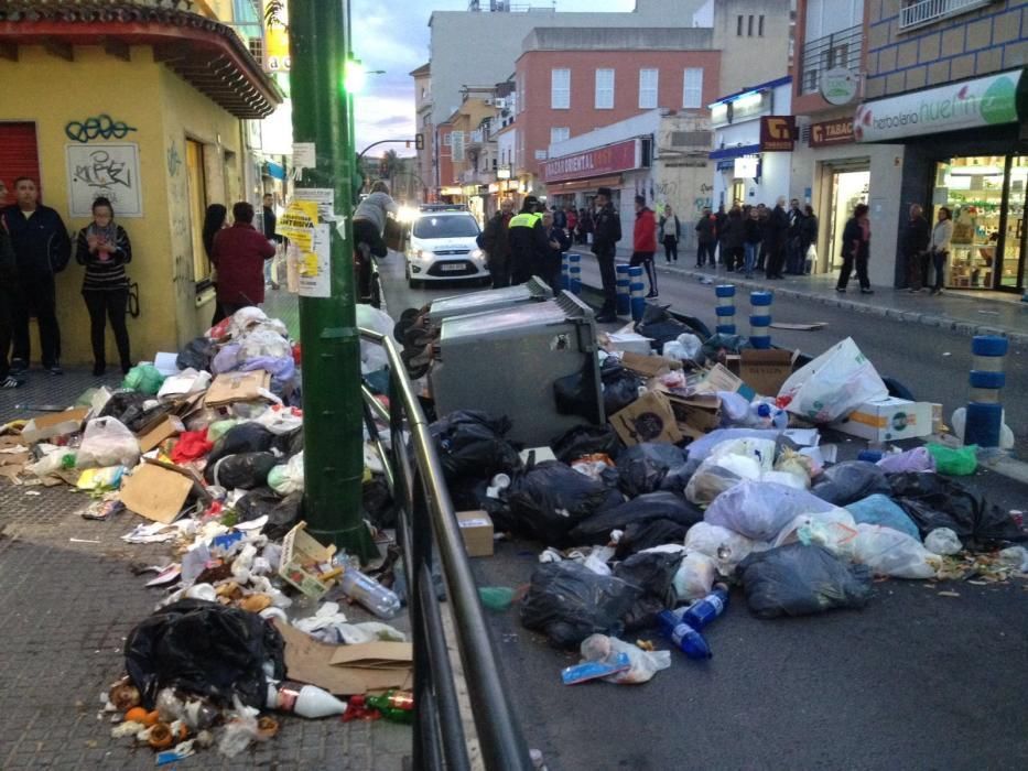 La basura ha cortado el carril bus de La Hoz