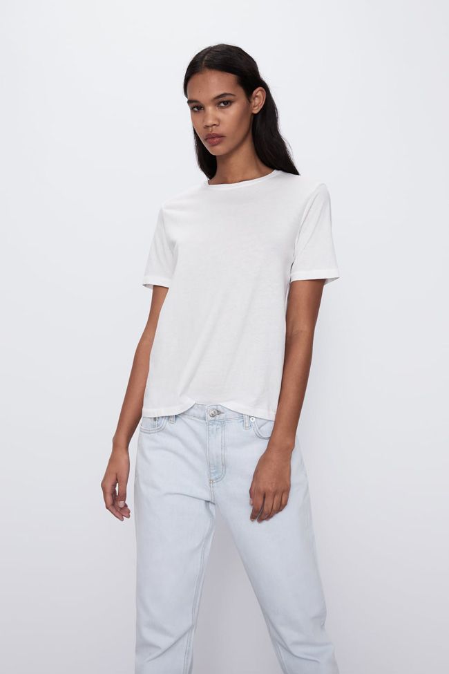 Si quieres renovar tu camiseta básica blanca, la mejor está en Zara y  cuesta menos de cinco euros - Woman