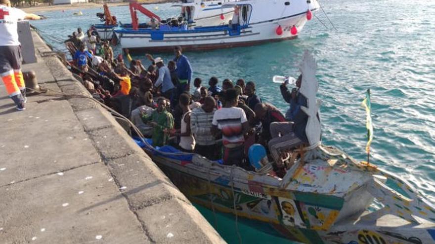 Llegada del cayuco a Los Cristianos