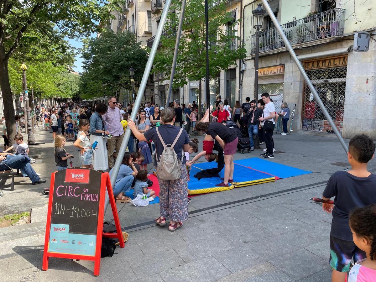 Diumenge de circ i música a la Rambla per les Festes de Primavera