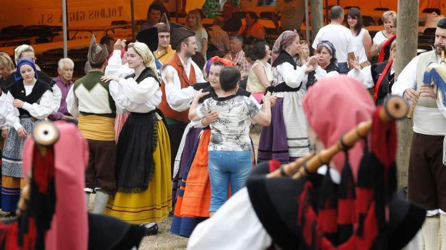 Llantones termina sus fiestas del Carmen con una cena vecinal