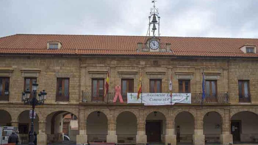 Pancarta alusiva en la fachada del Ayuntamiento.