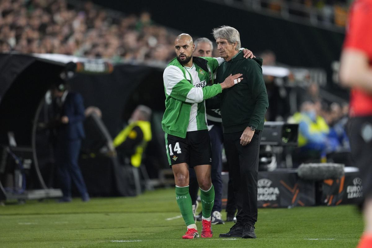 Sofyan Amrabat saluda a Manuel Pellegrini tras el cambio durante el Betis-Panathinaikos de Europa League en La Cartuja