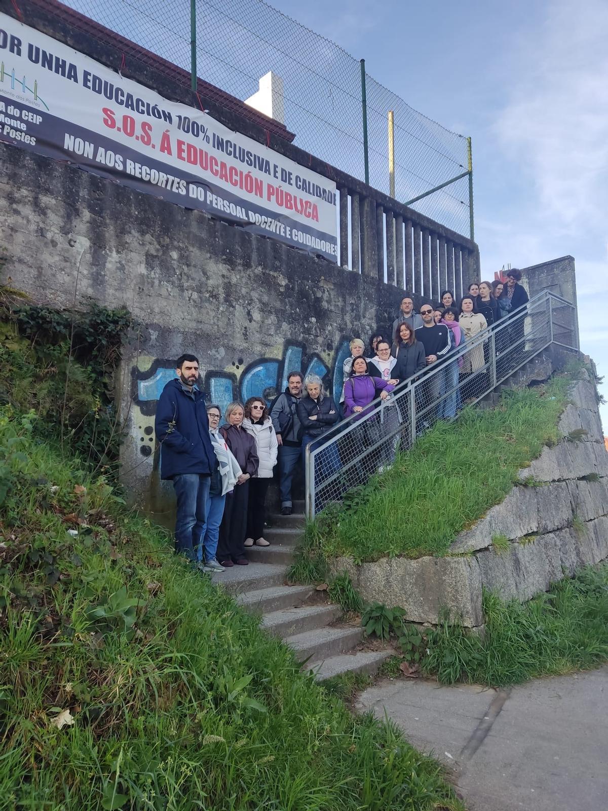 Concentración de pais e nais do CEIP Monte dos Postes, este luns 23 de marzo.