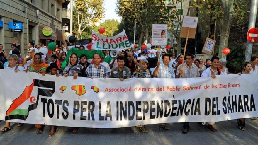 Numerosas personas clamaron en la plaza de España que el Sáhara sea de los saharauis.