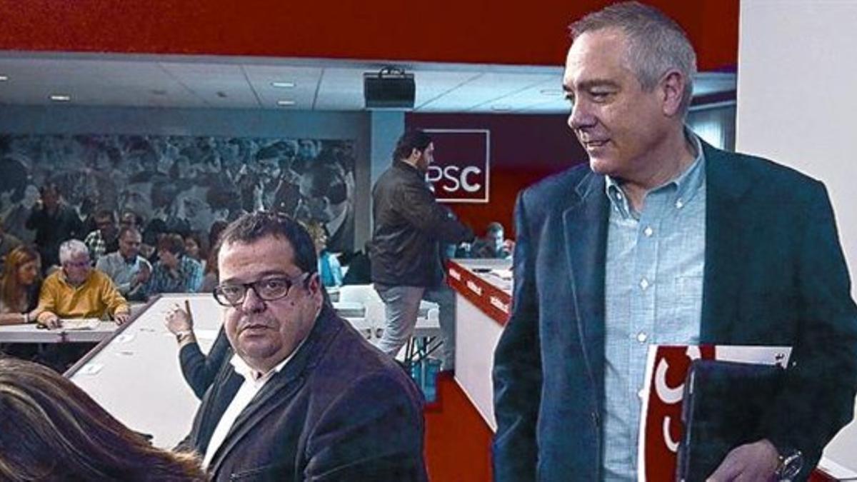 Joan Ignasi Elena y Pere Navarro, durante una reunión de la ejecutiva del PSC, el pasado febrero.