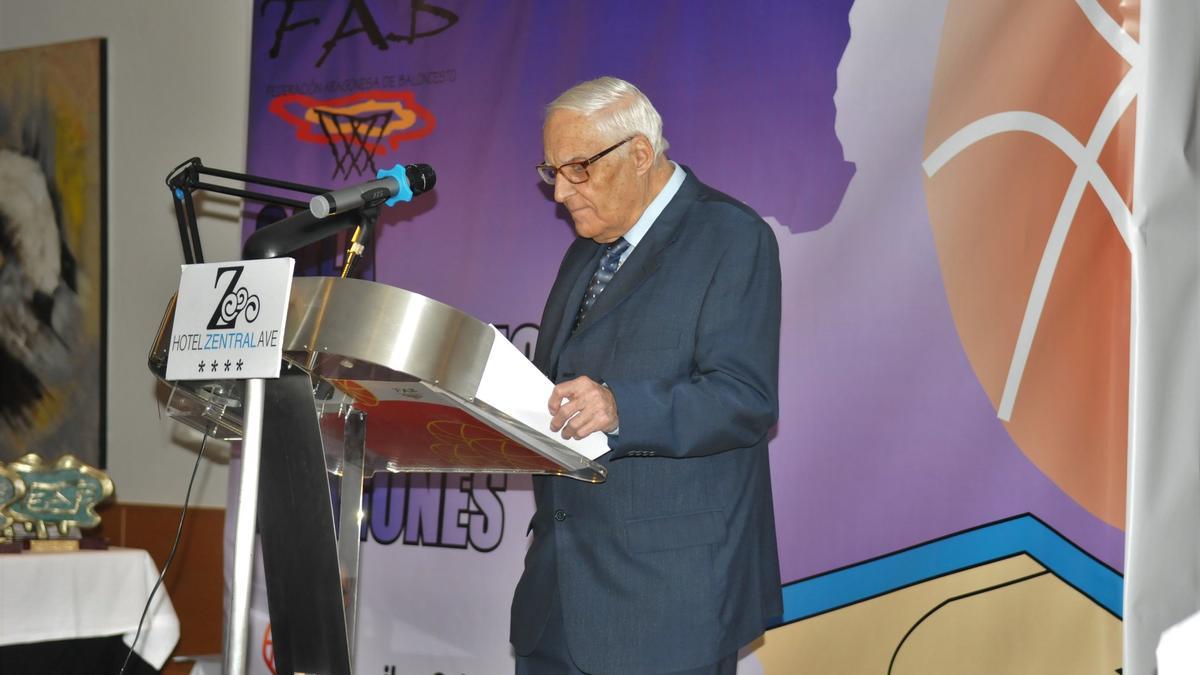 Luis Zárate, conduciendo una de las últimas galas de la Federación Aragonesa de Baloncesto.