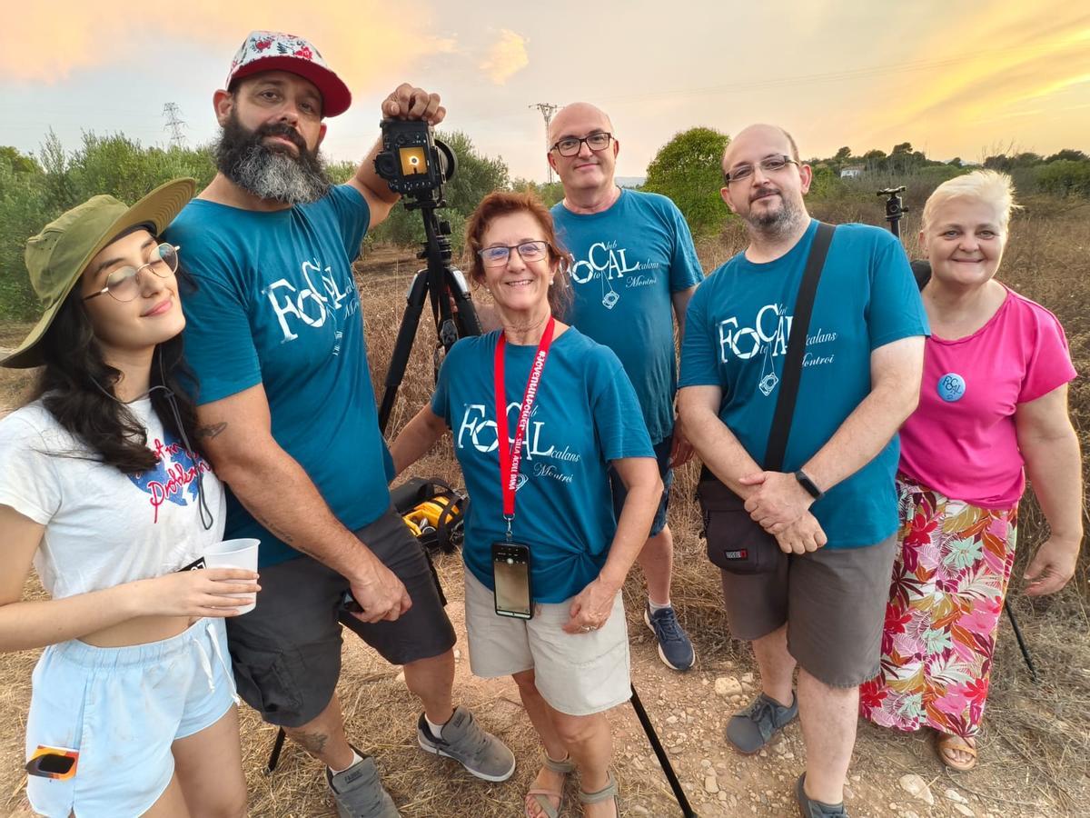Los integrantes del Foto Club Alcalans antes de su sesión de fotos del eclipse en Real.