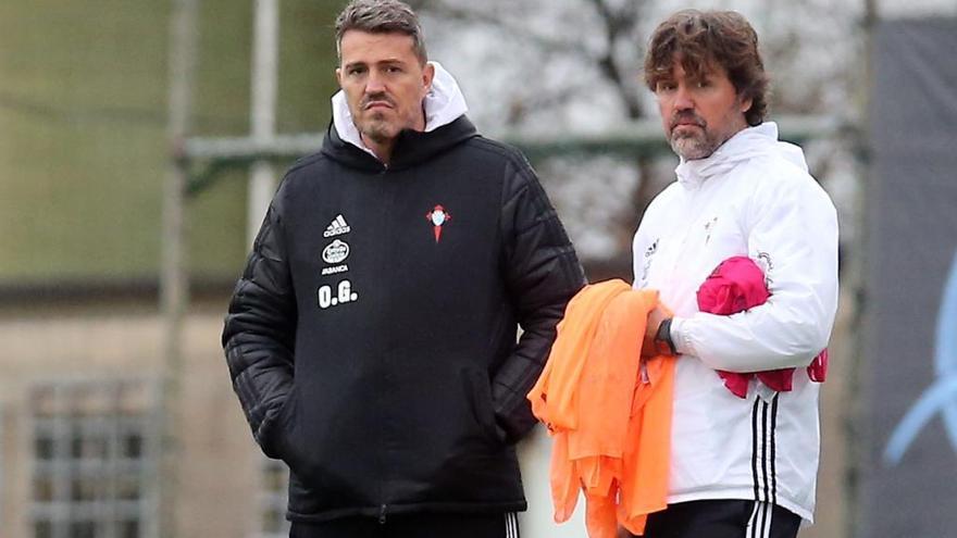 Óscar García, a la izquierda, y su hermano Roger en el entreno del Celta. // Marta G. Brea