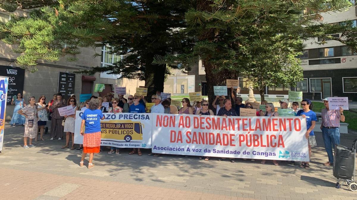 Concentración de A Voz da Sanidade celebrada esta mañana en Cangas.