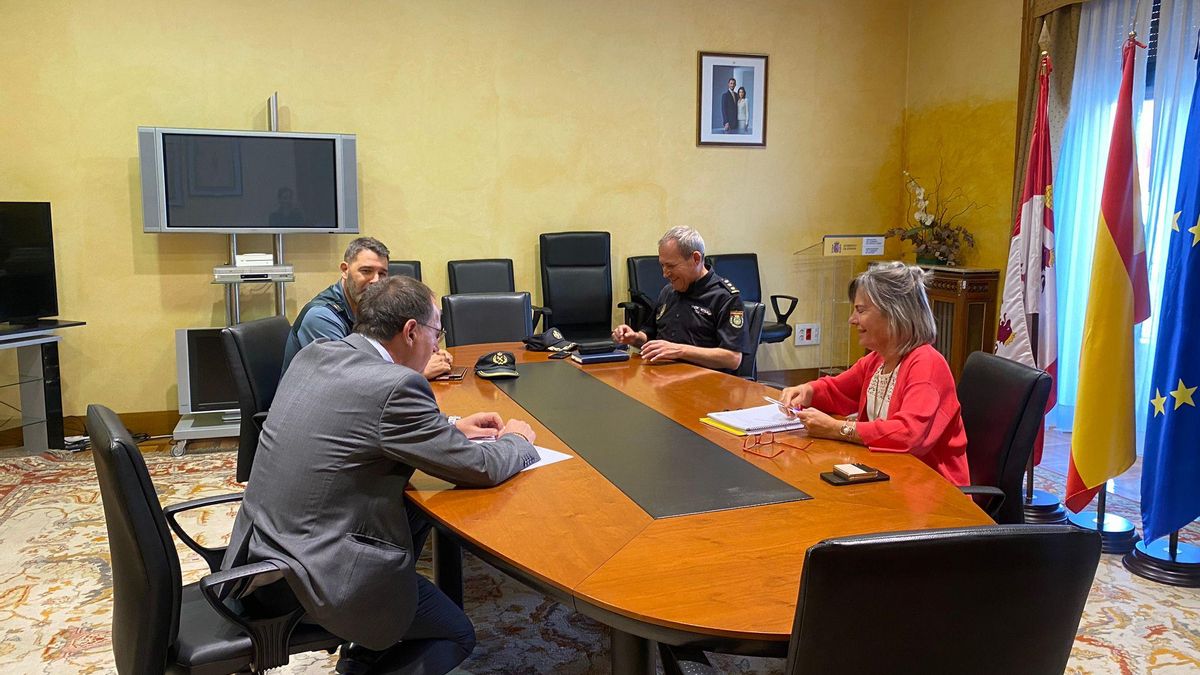 El subdelegado reunido con el comisario de Zamora y la teniente coronel de la Gaurdia Civil.