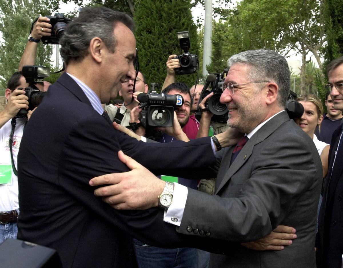 Joan Gaspart y Lluis Bassat se saludan cuando eran candidatos para las elecciones del 200