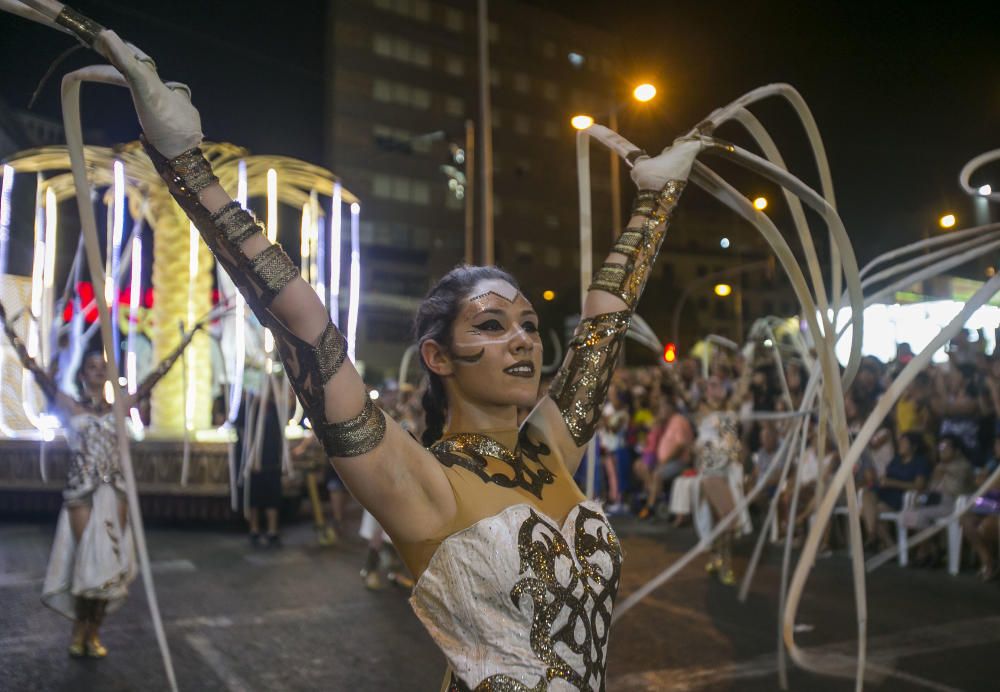 El desfile folclórico internacional de las Hogueras de Alicante llena de color las calles de la ciudad