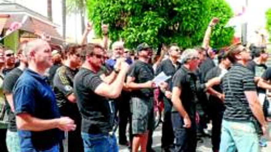 La policía local protesta en la plaza y arremete contra el alcalde