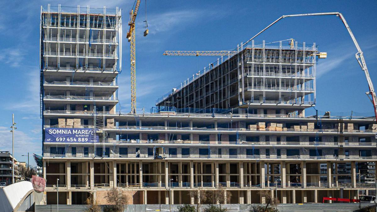 Pisos en construcció a la zona del Gorg, a Badalona. | MANU MITRU Pisos en construcció a la zona del Gorg, a Badalona. | MANU MITRU