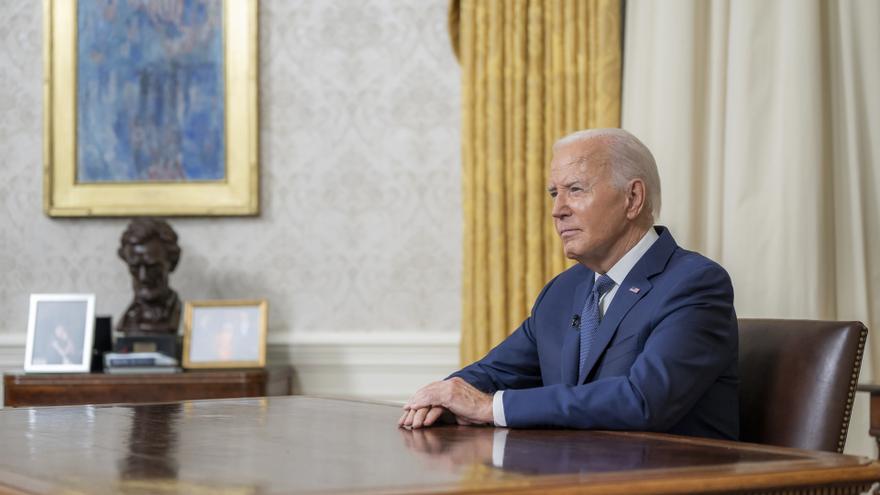 Joe Biden vuelve a dar positivo en covid y admite que consideraría retirarse