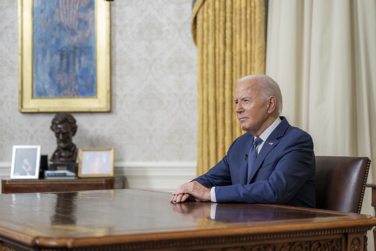 Joe Biden vuelve a dar positivo en covid y admite que consideraría retirarse