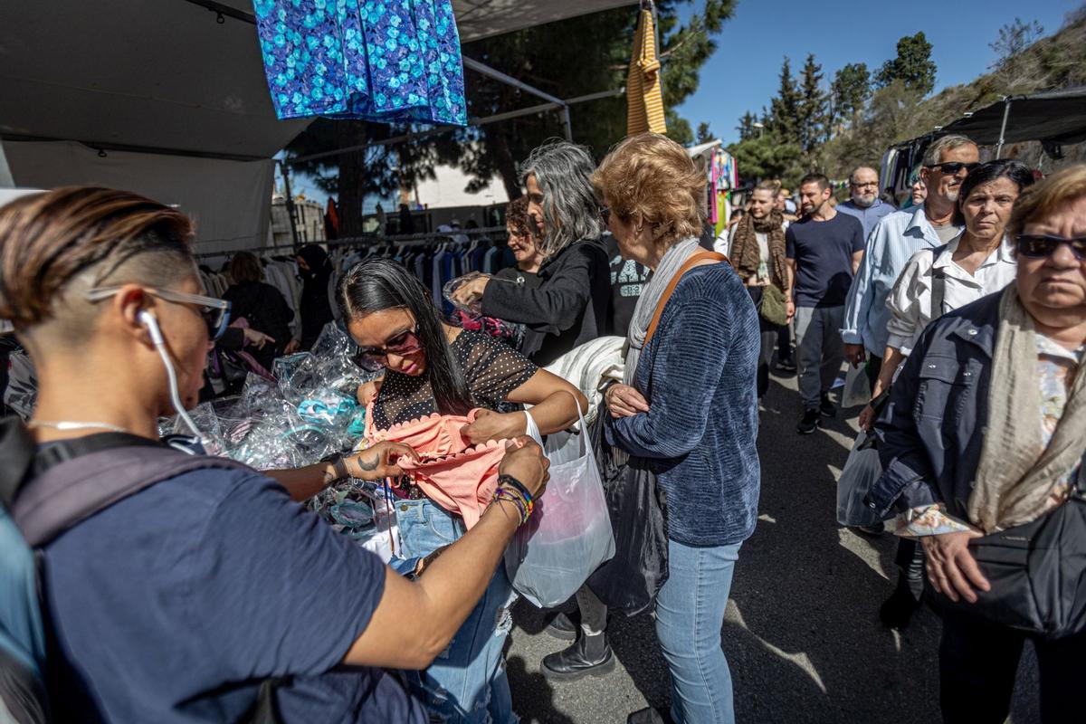 El histórico mercado ambulante inicia un exilio temporal: las obras de reforma del barrio exigen dejar libres las calles del Acer, de la Metal·lúrgia y del Crom, donde los puestos comerciales llevaban más de 50 años asentados. La nueva ubicación es desde el cruce de la calle de los Ferrocarrils Catalans con calle Foc hasta el cruce de la calle de la Mare de Déu de Port con el de calle Motors.