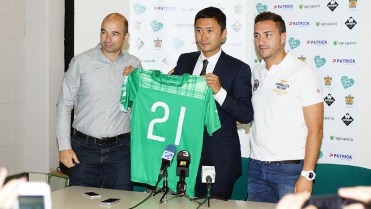 El centrocampista chino Gao Lei Lei en el momento de formalizar la incorporación al Cornellà.