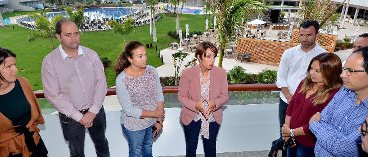 La alcaldesa Onalia Bueno, rodeada de su grupo de gobierno, en el nuevo hotel Radisson Blu de Playa de Mogán.