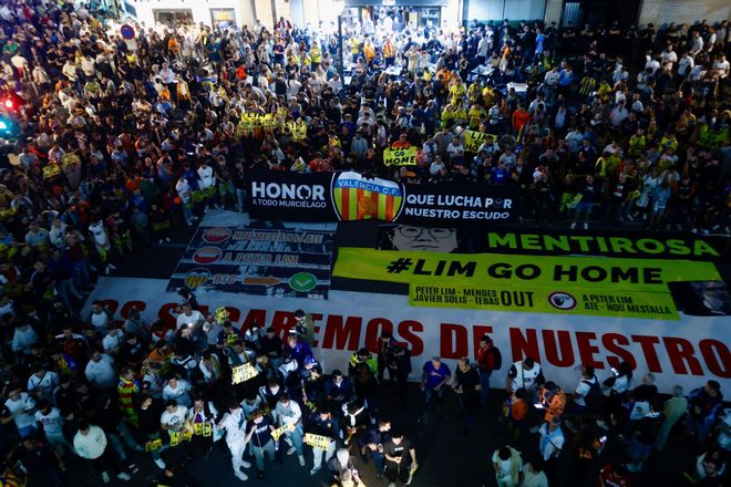 Nueva manifestación de Libertad VCF en contra de Peter Lim en Mestalla