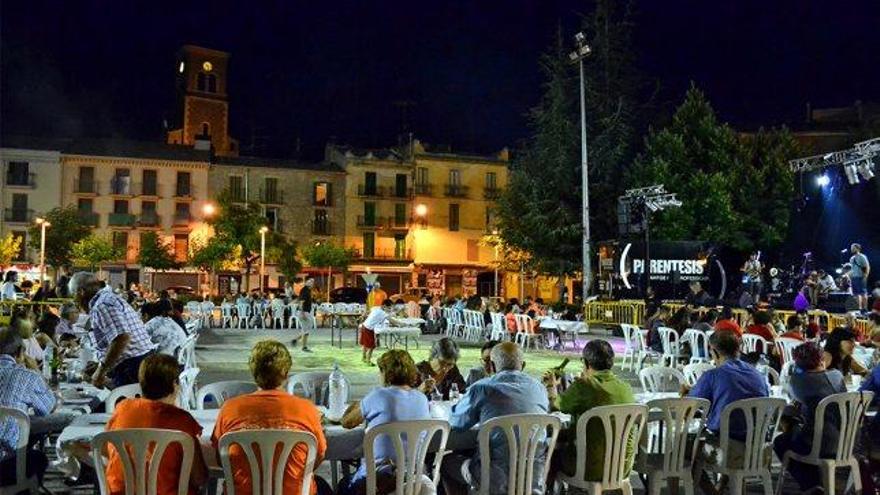 Sopar de revetlla, divendres a la nit, a la plaça de Sant Joan