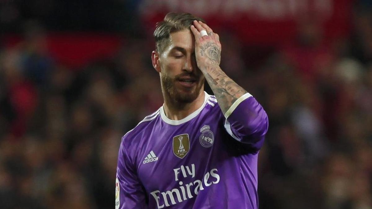 Sergio Ramos se lamenta durante el Sevilla-Real Madrid.