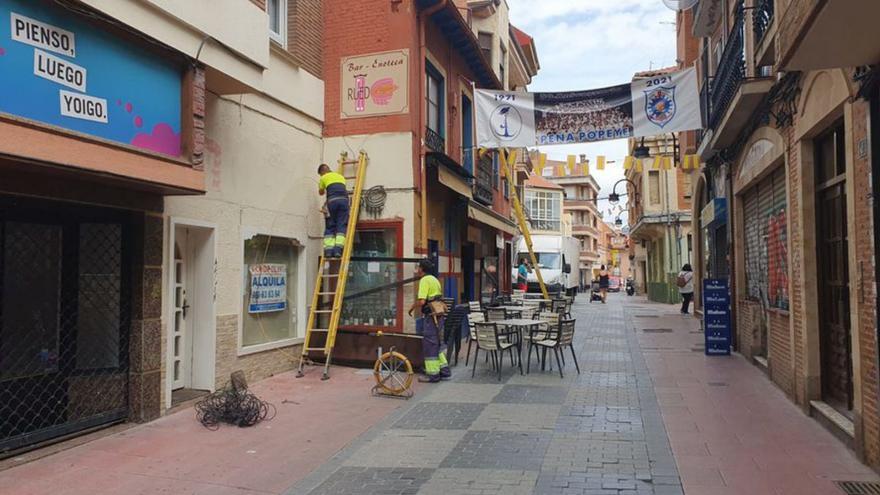 Operarios trabajando en el despliegue de fibra óptica en la calle Sancti Spíritus.