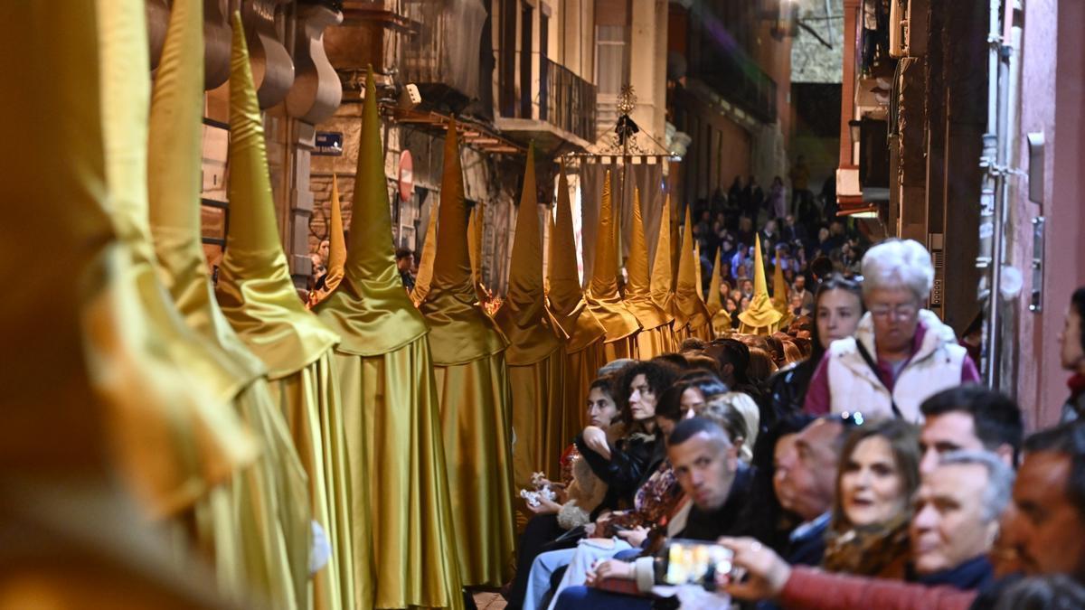 Varios espectadores observan la procesión del Cristo del Prendimiento de la Semana Santa de 2023.