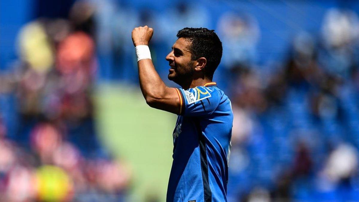 El delantero del Getafe, Ángel, celebrando un gol con la afición