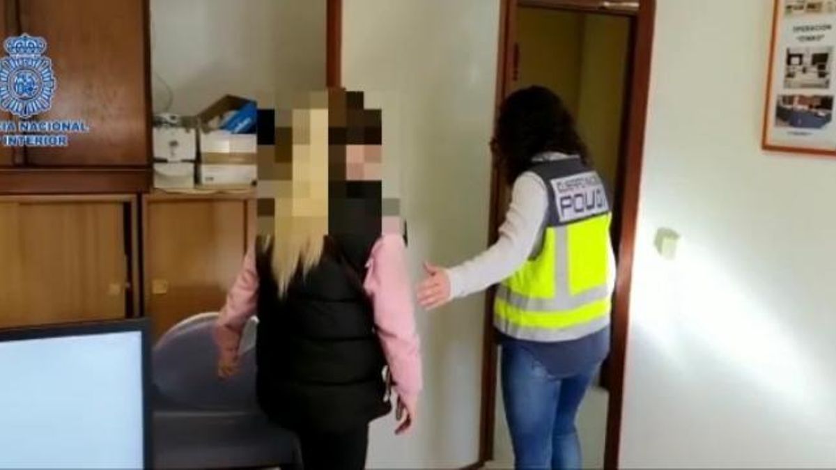 Una integrante de la banda, en dependencias policiales.