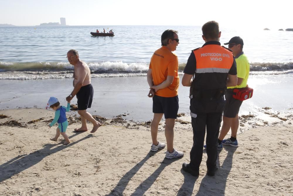 Miles de personas se vieron sorprendidas por la bandera roja tras localizarse una mancha que podría ser combustible de barco