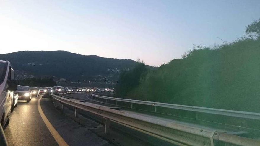 Los atascos por la mañana en la propia autopista hacia Vigo.