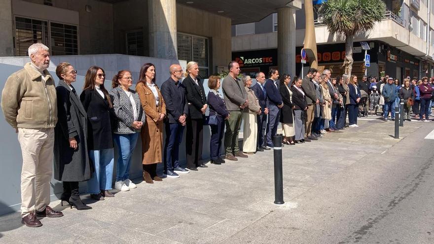 Minuto de silencio por el asesinato machista de una niña de tres años a manos de su padre en Torrevieja